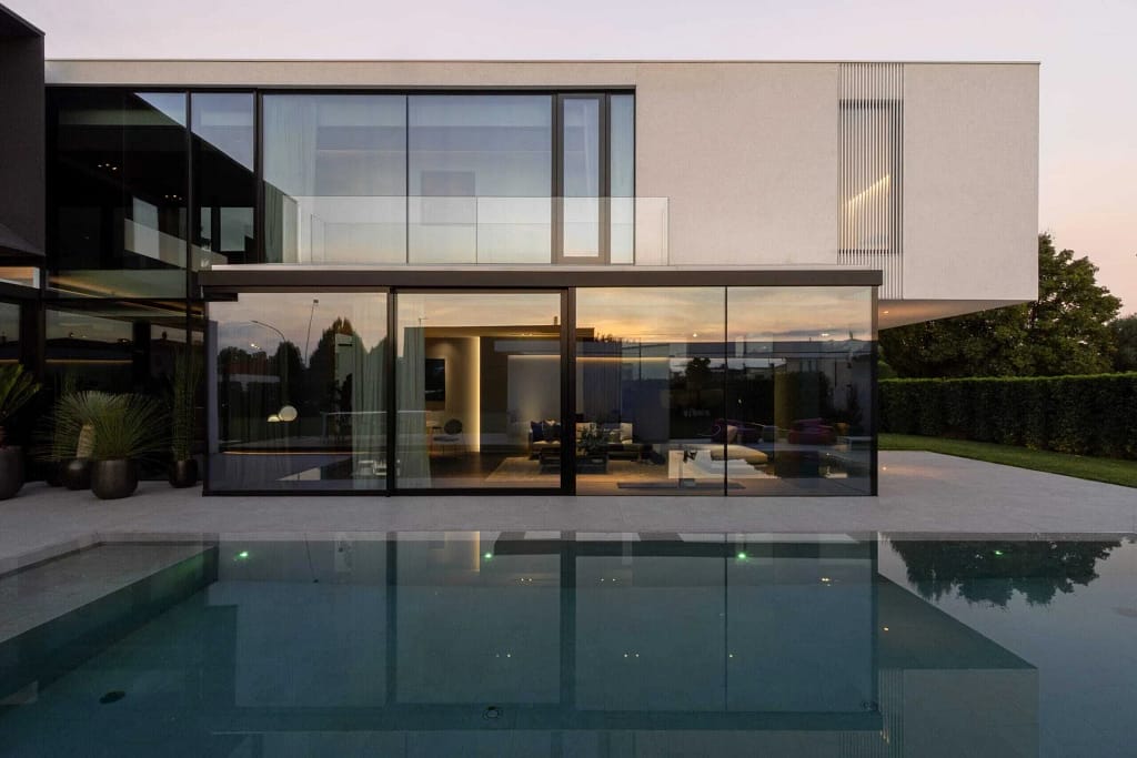 Made in Italy 57 Made in Italy in a villa: infinity pool and lawn of AV Home in Dueville, a project by the studio