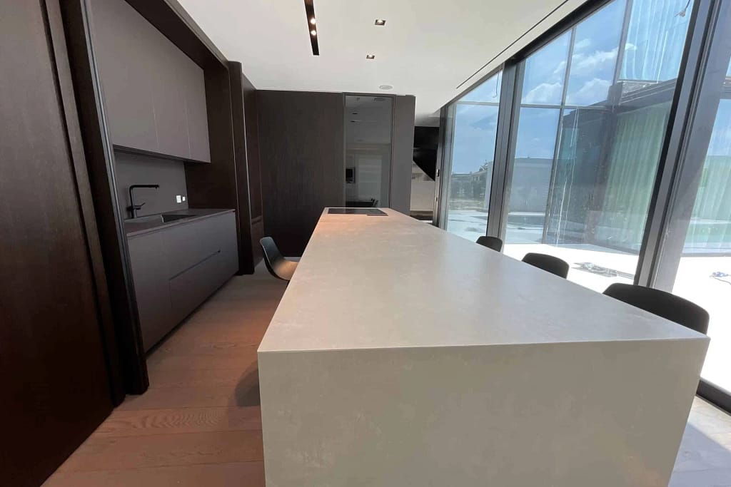Made in Italy 31 Made in Italy in cucina: grande isola chiara e cucina scura con vetrate in una villa dello studio Federico Cappellina