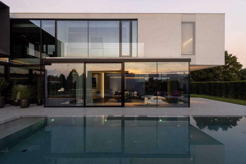 Made in Italy 54 Made in Italy in villa: piscina a sfioro e prato di AV Home a Dueville, progetto dello studio