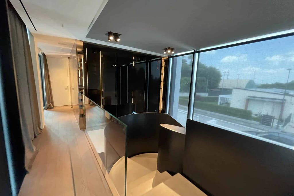 Made in Italy scelto da un architetto: interno vetrato di una villa dello studio Federico Cappellina