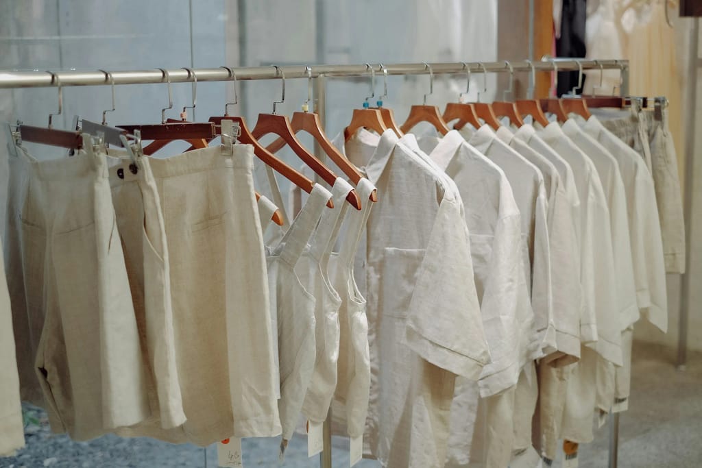 Luxury Living 10 Moda di lusso: capi in lino su un rack minimale
