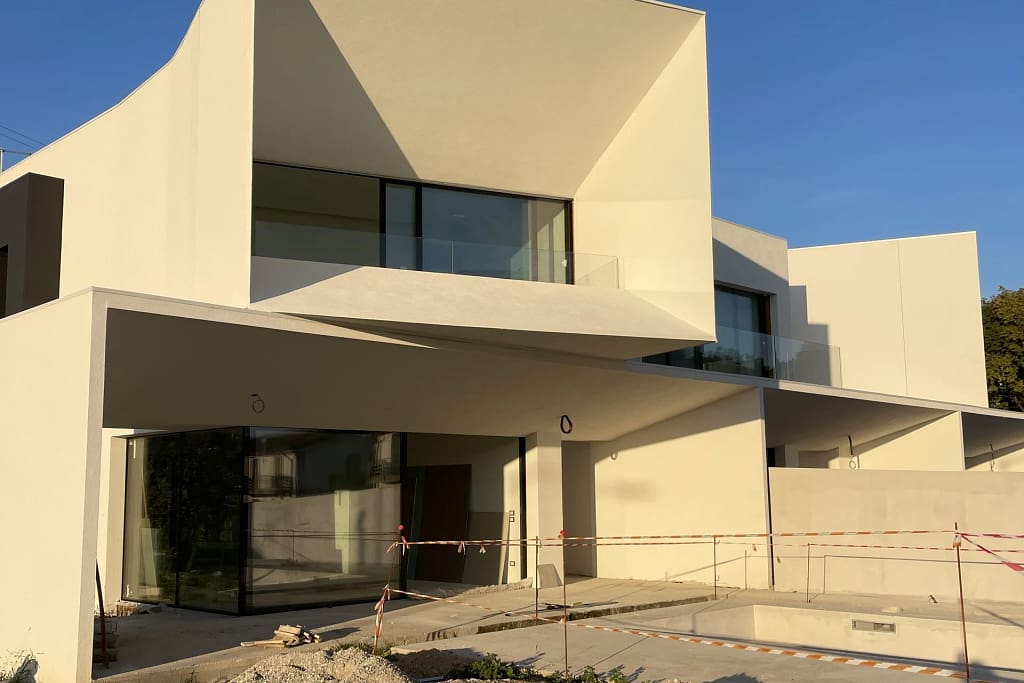Nuovi sviluppi immobiliari di lusso: una villa in costruzione: si compra un progetto, non una casa finita