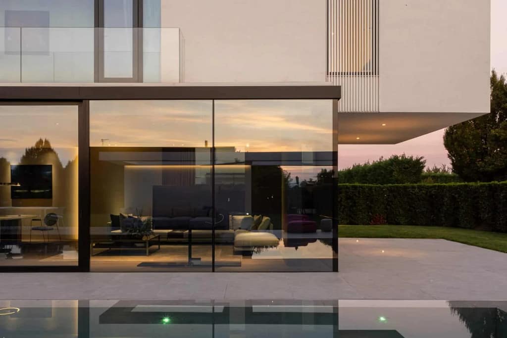 Nuovi Sviluppi Immobiliari di Lusso — Off-Plan e Pre-Launch UHNW 8 Nuovi sviluppi immobiliari di lusso: vetrate a tutta altezza sulla piscina a sfioro, progetto dello studio