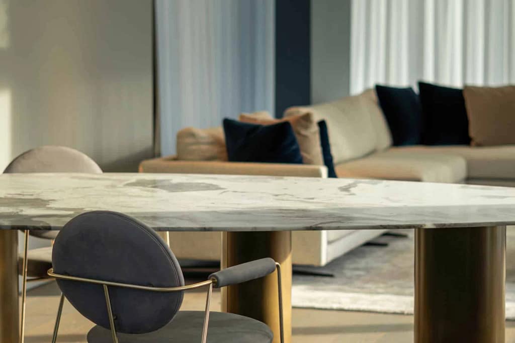 Arte e oggetti di design 22 Living con arredi contemporanei e grandi finestre, progetto dello studio Federico Cappellina