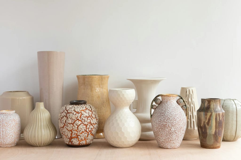 Arte e oggetti di design 5 Oggetti di design: vasi in ceramica bianca e beige (foto illustrativa)