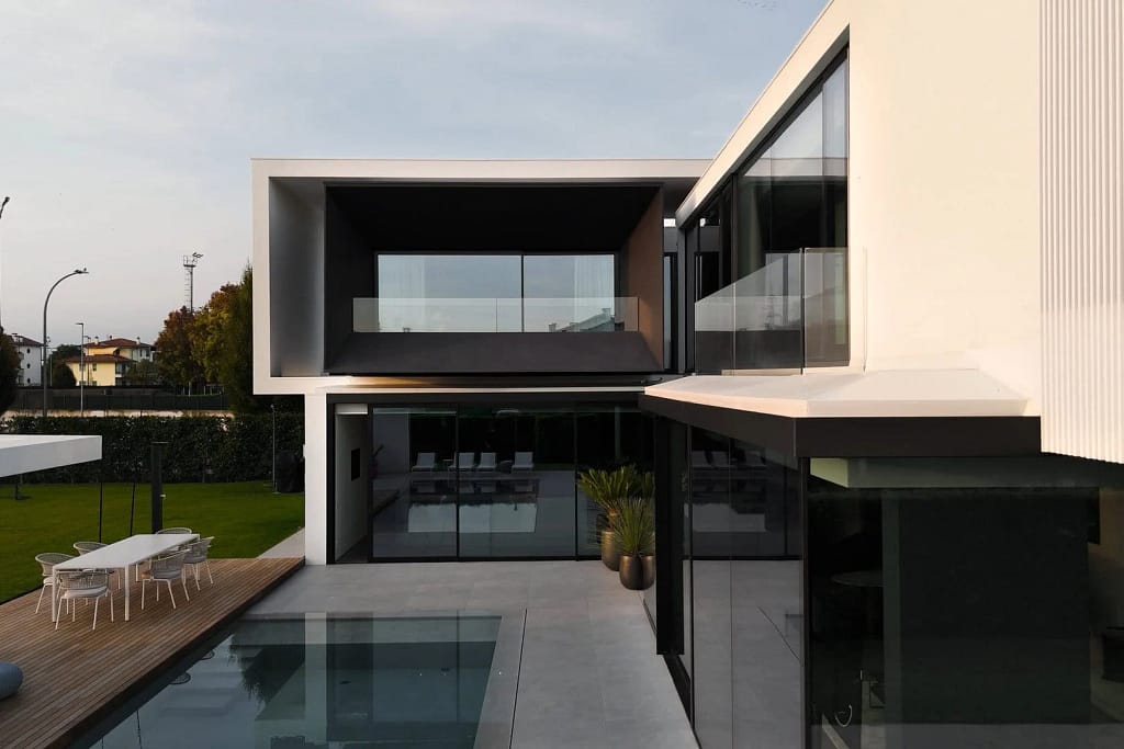Arte e oggetti di design 17 Volumi della villa riflessi nella piscina, progetto dello studio Federico Cappellina