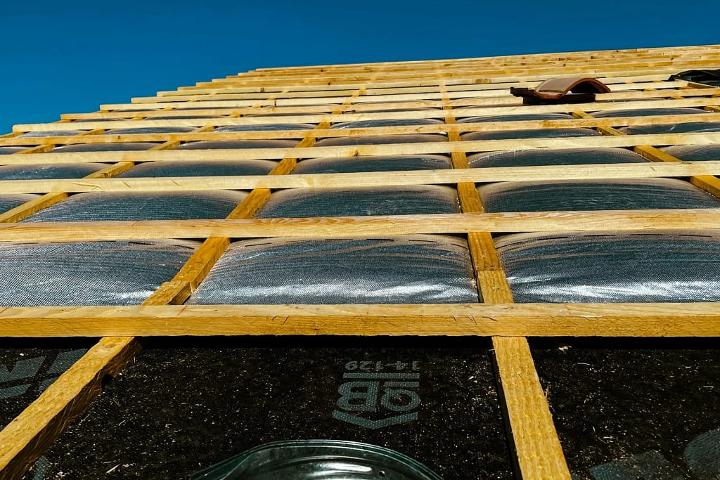 Passive House — Structure and Passivhaus 19 Passive house: roof with battens and reflective membrane (illustrative photo)