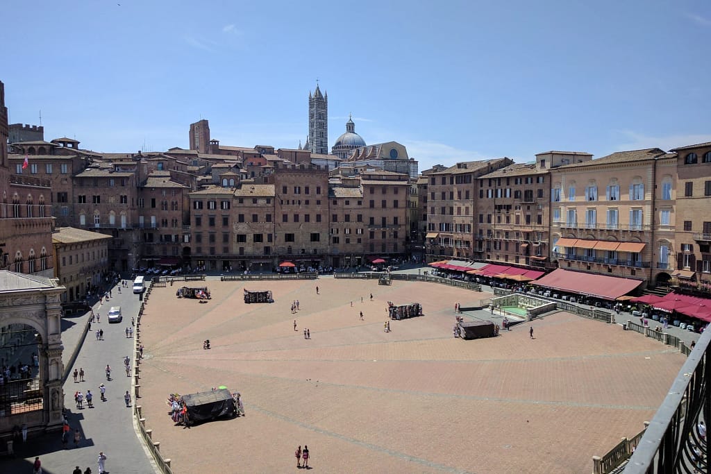 Luxury villas in Tuscany: an architect's guide to choosing, renting or buying 14 Piazza del Campo in Siena seen from above