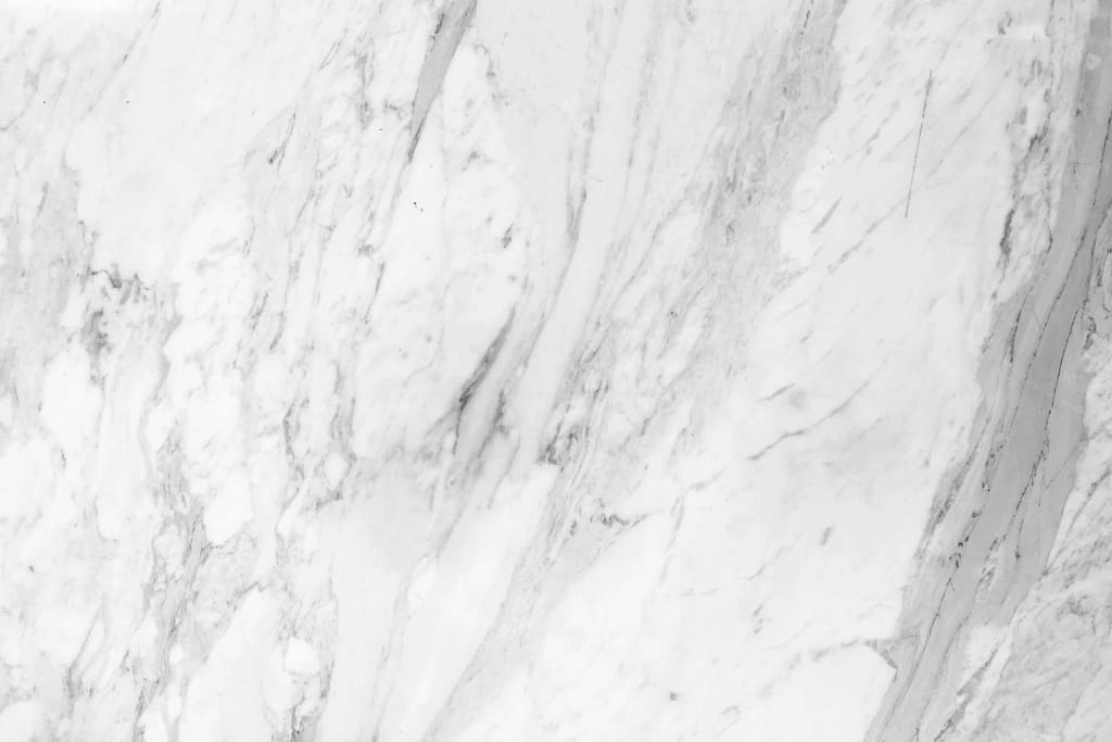 Pietra naturale e superfici 10 Pietra naturale: marmo bianco venato (foto illustrativa)