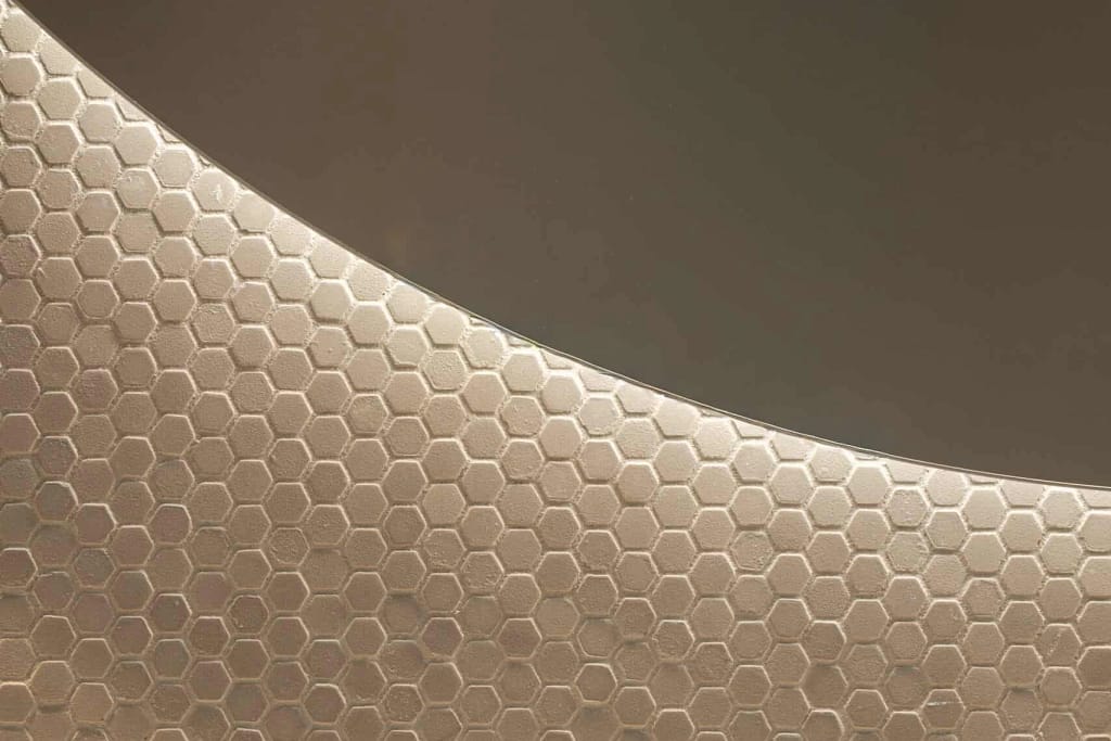 Pietra naturale e superfici 2 Parete con texture esagonale e luce radente, progetto dello studio Federico Cappellina