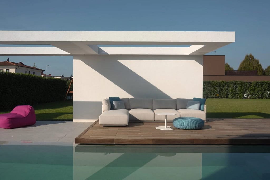 Piscine di lusso, giardino e outdoor 3 Pergola bianca e piscina con zona relax, progetto dello studio Federico Cappellina