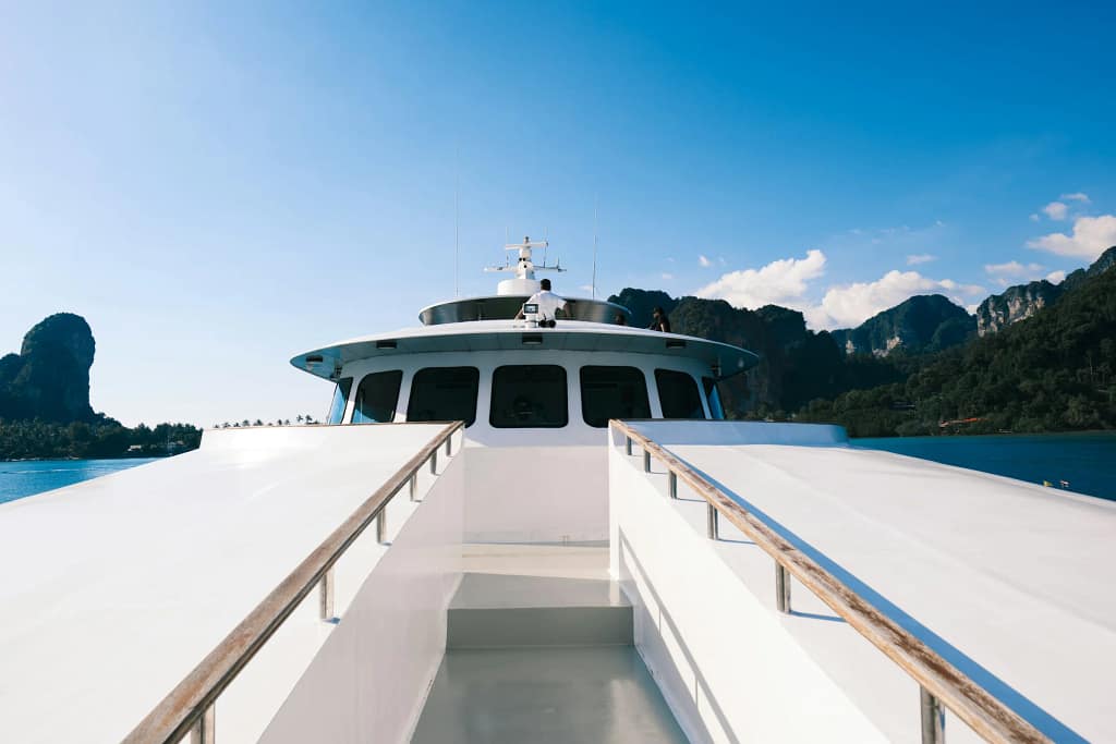 Moda di lusso per destinazione 14 Ponte di uno yacht in navigazione