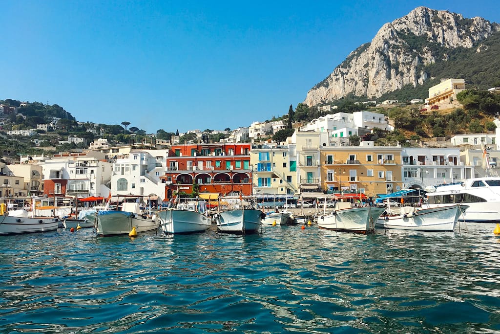 Moda di lusso per destinazione 16 Porticciolo sulla costa del Mediterraneo