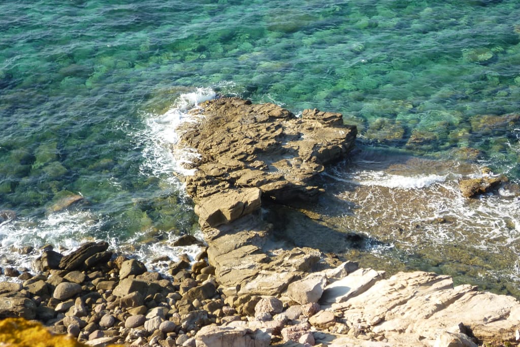 Resort Sardegna in vendita — Oltre 900 camere 5 Sardegna: acqua trasparente sugli scogli a Villasimius