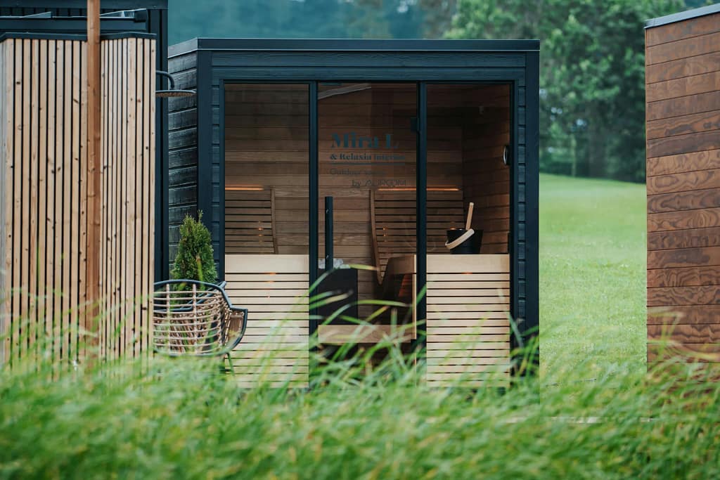 Sauna a infrarossi e wellness in villa 10 Sauna esterna nel giardino di una villa
