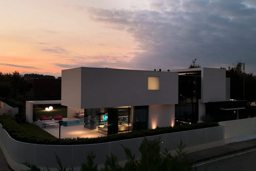 Serramenti di lusso — Porte e vetrate 12 Serramenti di lusso: AV Home al tramonto, vetrate Metra della villa dello studio a Dueville (Vicenza)