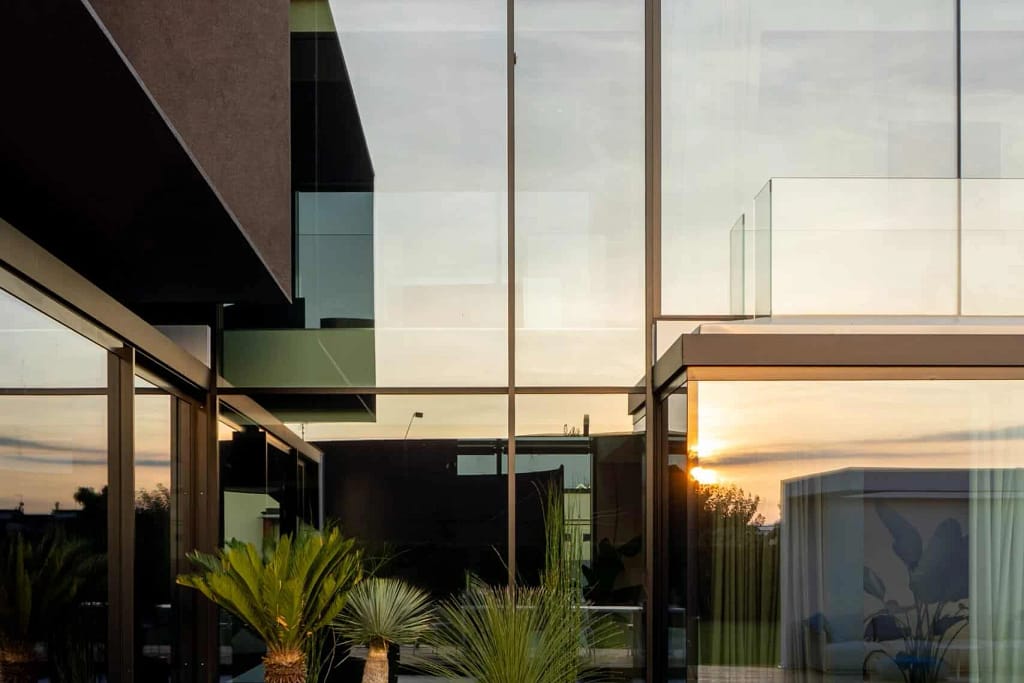 Serramenti di lusso — Porte e vetrate 27 Vetrate a tutta altezza su una terrazza con piante, progetto dello studio Federico Cappellina