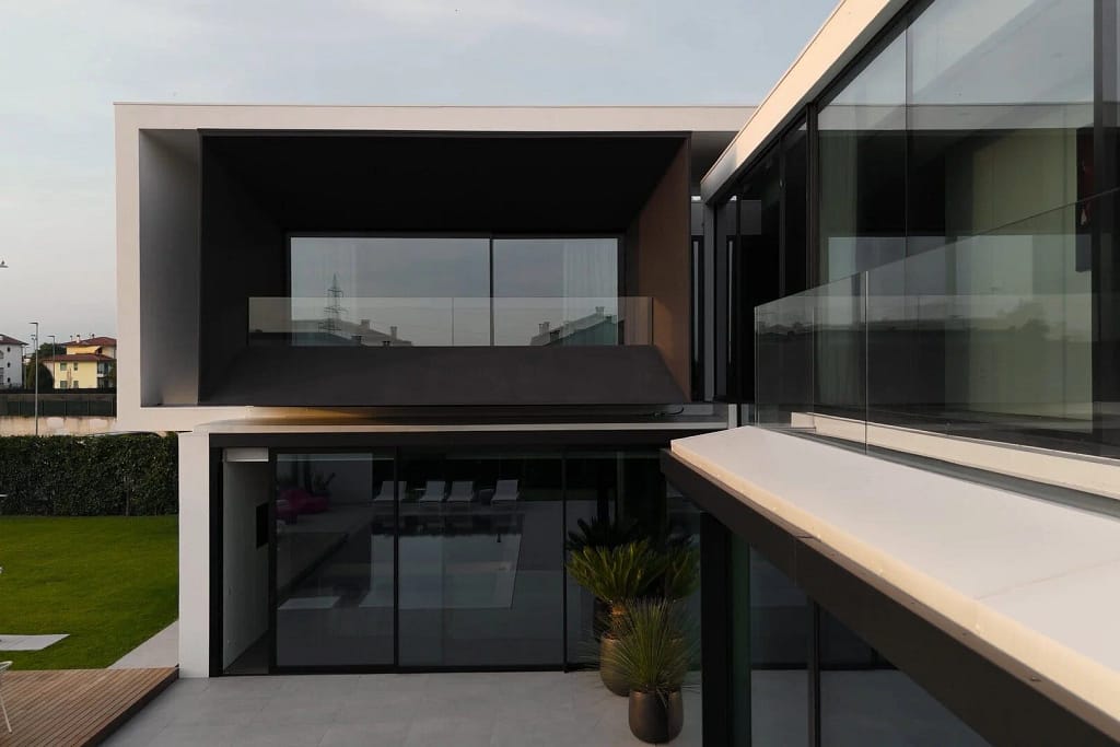 Serramenti di lusso — Porte e vetrate 3 Serramenti di lusso: vetrate e volumi neri sopra la piscina