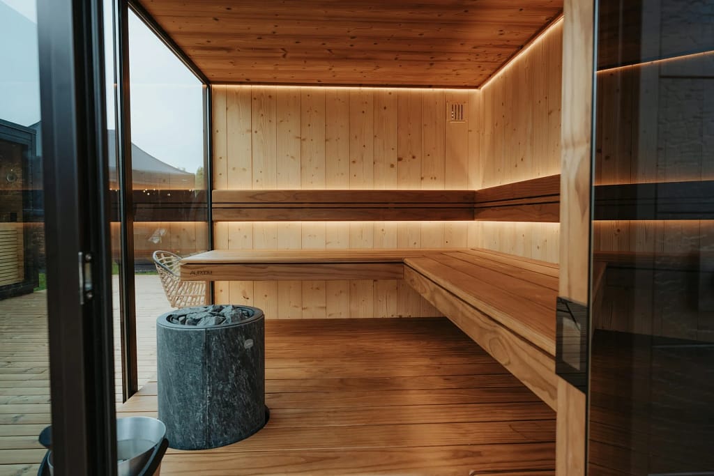 Spa in casa: sauna in legno chiaro con parete in vetro (foto illustrativa)