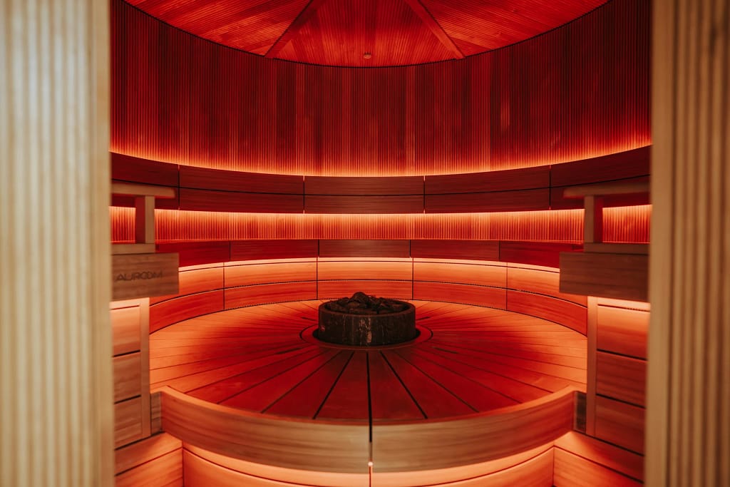 Spa in casa: sauna, vapore, acqua e riposo 10 Spa in casa: soft sauna circolare con cromoterapia (foto illustrativa)