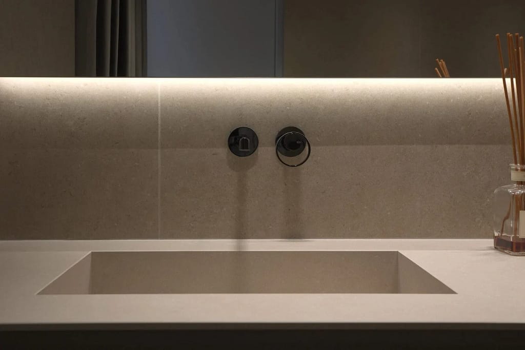 Luxury Bathroom — Spa and Wellness 21 Stone bathtub with grazing light, a project by Federico Cappellina's studio