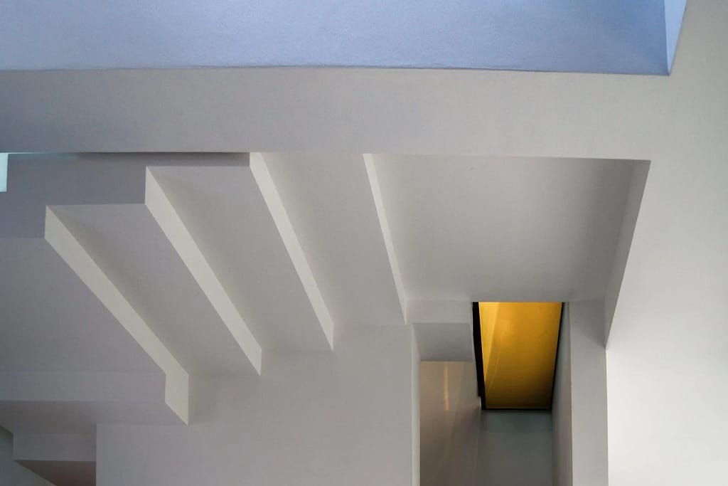 UHNW Luxury Villa Architecture — Signature Architecture by Federico Cappellina 4 UHNW luxury villa architecture: sculptural white staircase of the Lonigo villa