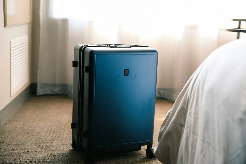 Moda di lusso per destinazione 22 Valigia accanto alla finestra, pronta per il viaggio