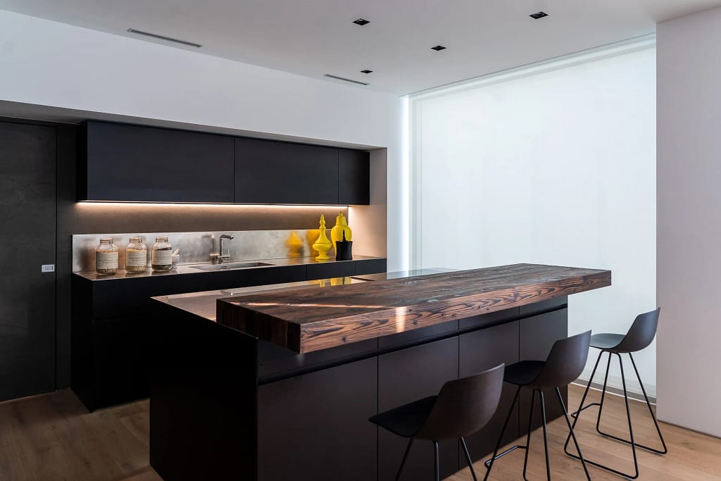 Il metodo 23 Valutazione architettonica dei materiali: cucina con isola e piano in legno di MD Home
