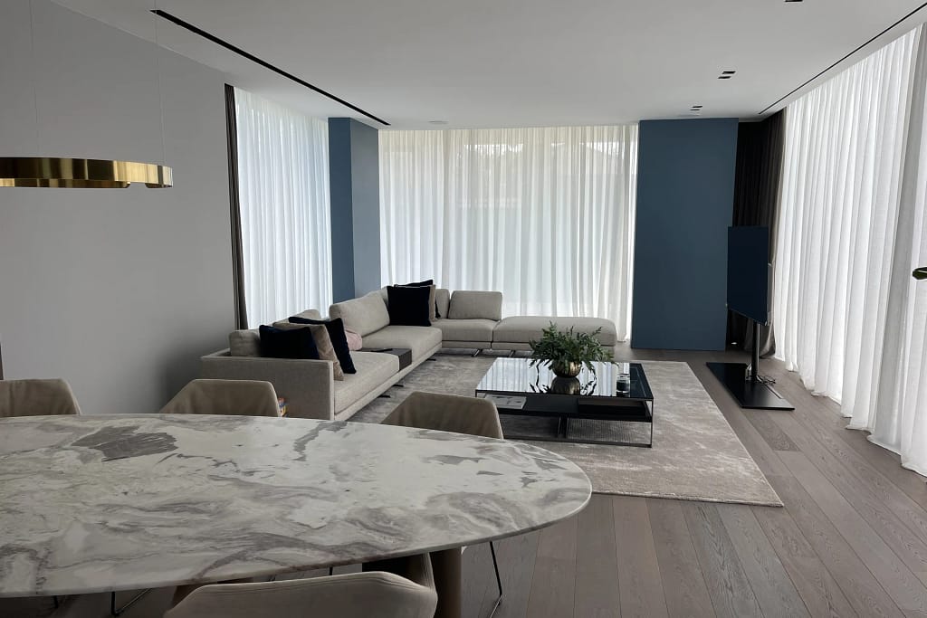 Il metodo 14 Valutazione architettonica: soggiorno di AV Home con luce naturale e vetrate
