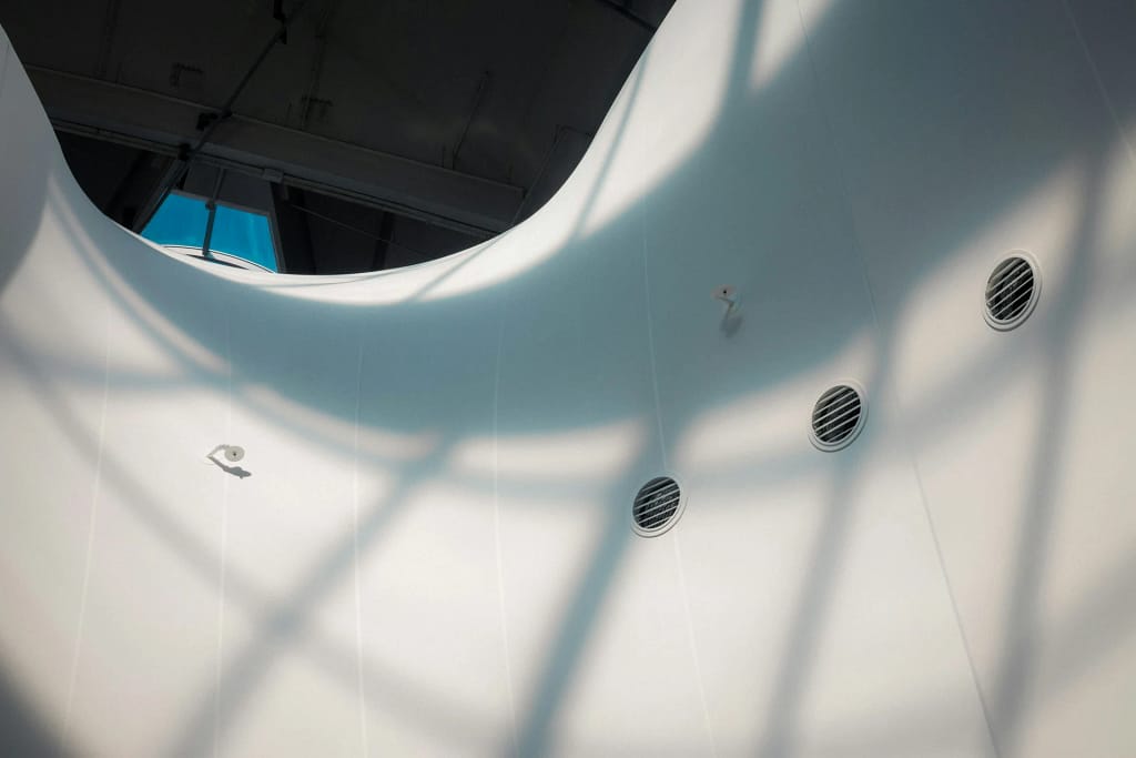 Ventilazione meccanica, energia e acqua 11 Ventilazione meccanica: bocchette tonde in un soffitto bianco curvo (foto illustrativa)