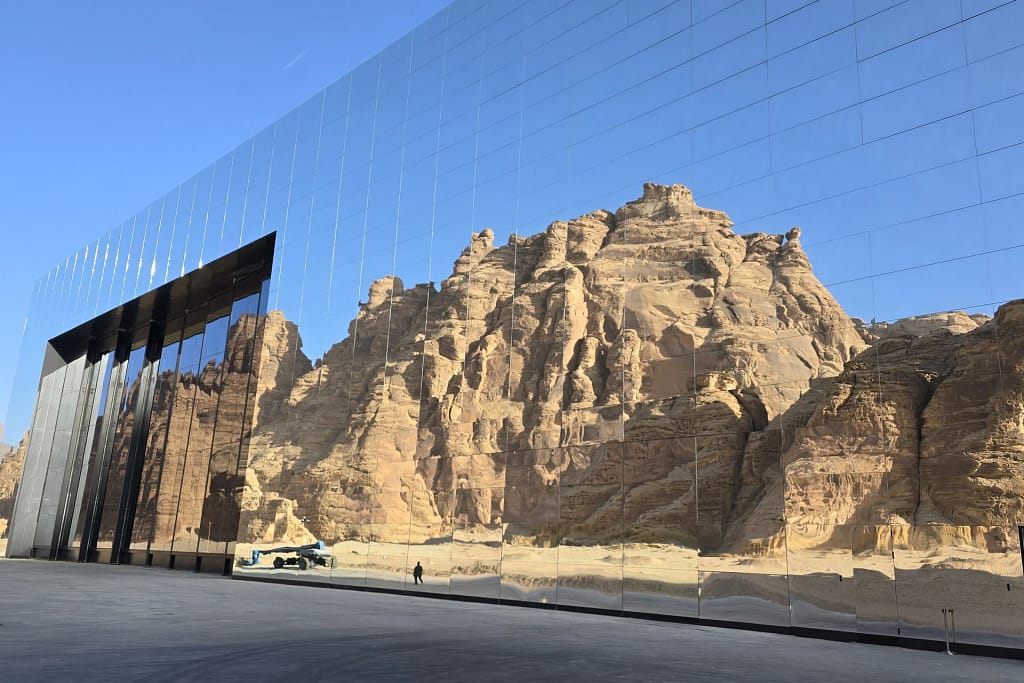 Viaggi d'esperienza 3 Viaggi di lusso: Maraya, l'edificio a specchio nel canyon di AlUla