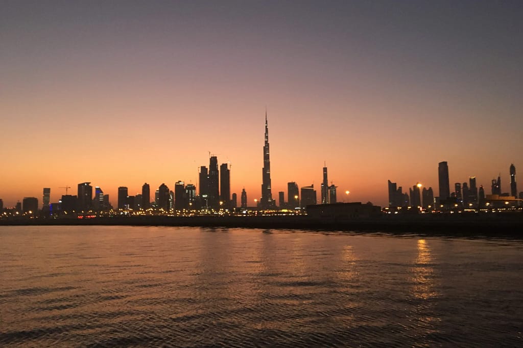 Comprare casa a Dubai: la guida completa per italiani 46 Viaggio a Dubai: lo skyline con il Burj Khalifa al tramonto