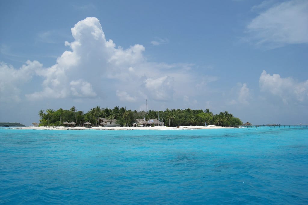 Viaggio alle Maldive: atolli, mante e ville sull'acqua 6 Viaggio alle Maldive: isola con spiaggia bianca e laguna