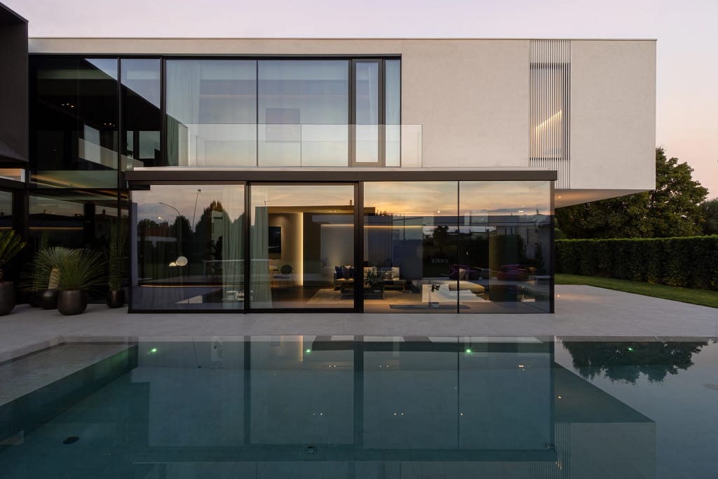 Luxury Living 17 Villa minimal con piscina a sfioro: la casa della longevity