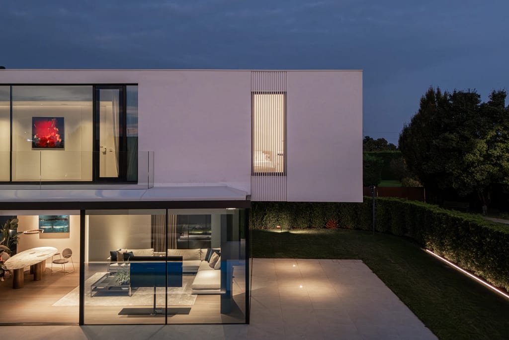 Luxury Living 14 Villa minimal alla sera con le vetrate illuminate
