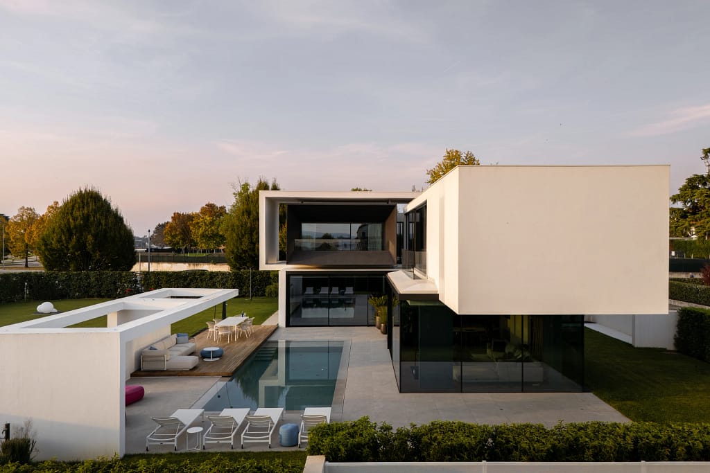 Longevità Biohacking Lifestyle — Hub Scientifico per Clienti UHNW 5 Villa con piscina alla sera, wellness all'aperto