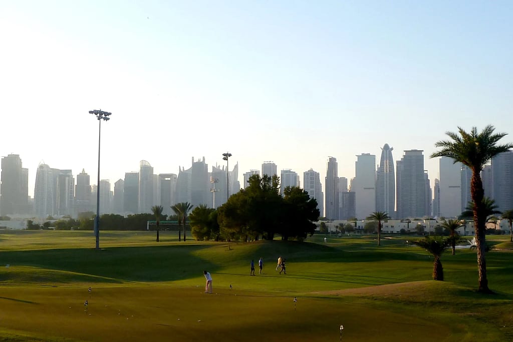 Ville di lusso a Dubai: Palm Jumeirah ed Emirates Hills viste da un architetto 3 Ville di lusso a Dubai: il campo da golf di Emirates Hills con le torri della Dubai Marina