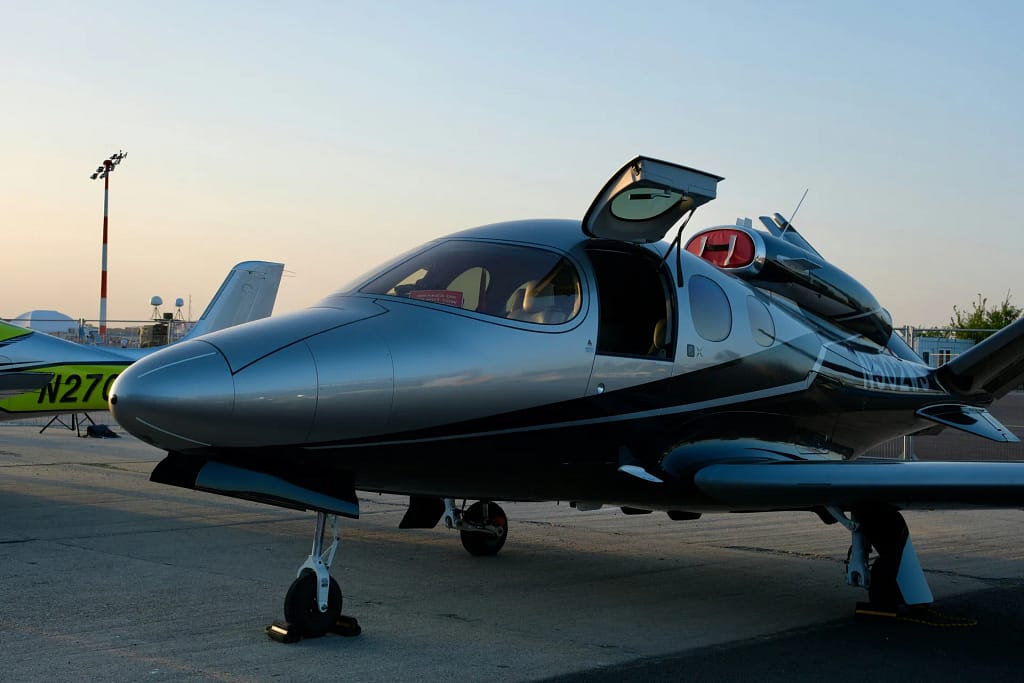 Noleggio jet privato: jet leggero sul piazzale di un aeroporto