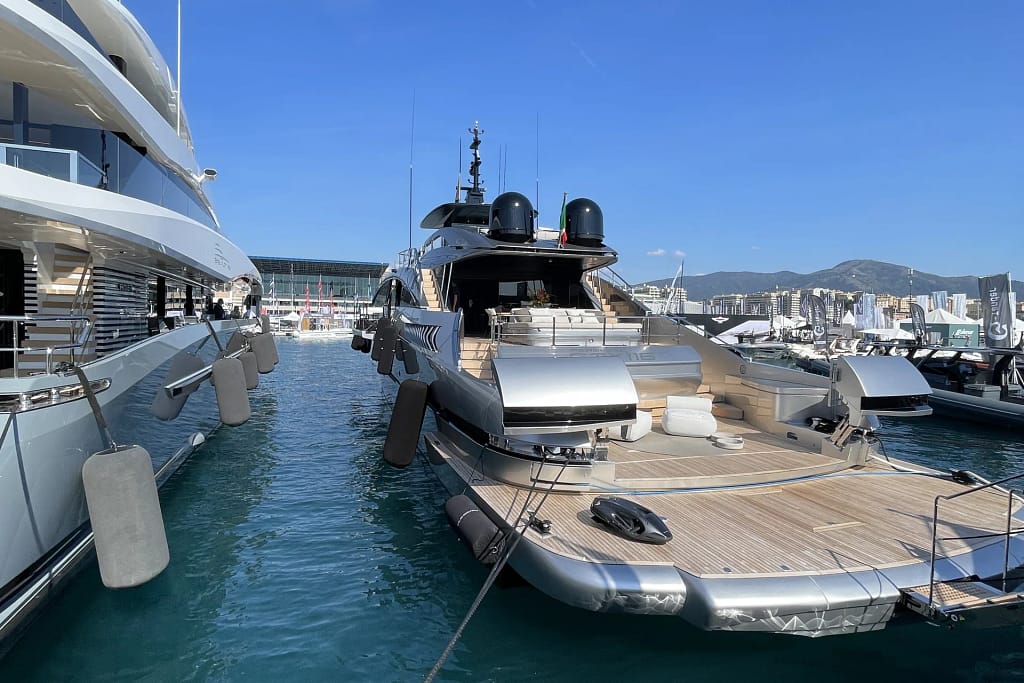 Yacht di lusso con poppa in teak e plancetta bagno