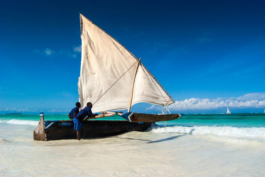 Moda di lusso per destinazione 12 Spiaggia di Zanzibar con un dhow tradizionale