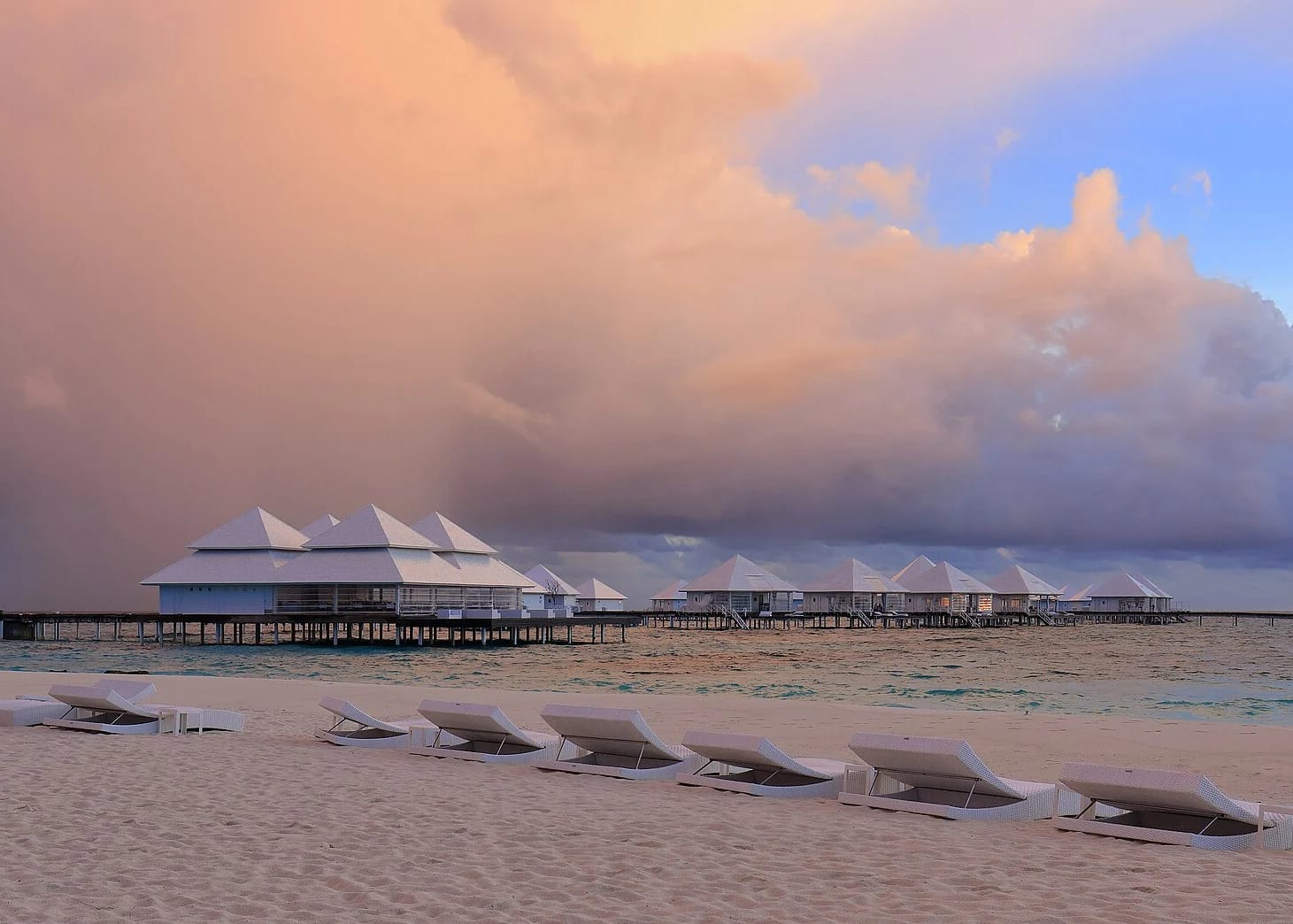 Viaggio alle Maldive: atolli, mante e ville sull'acqua 9 Viaggio alle Maldive: ville sull'acqua al tramonto