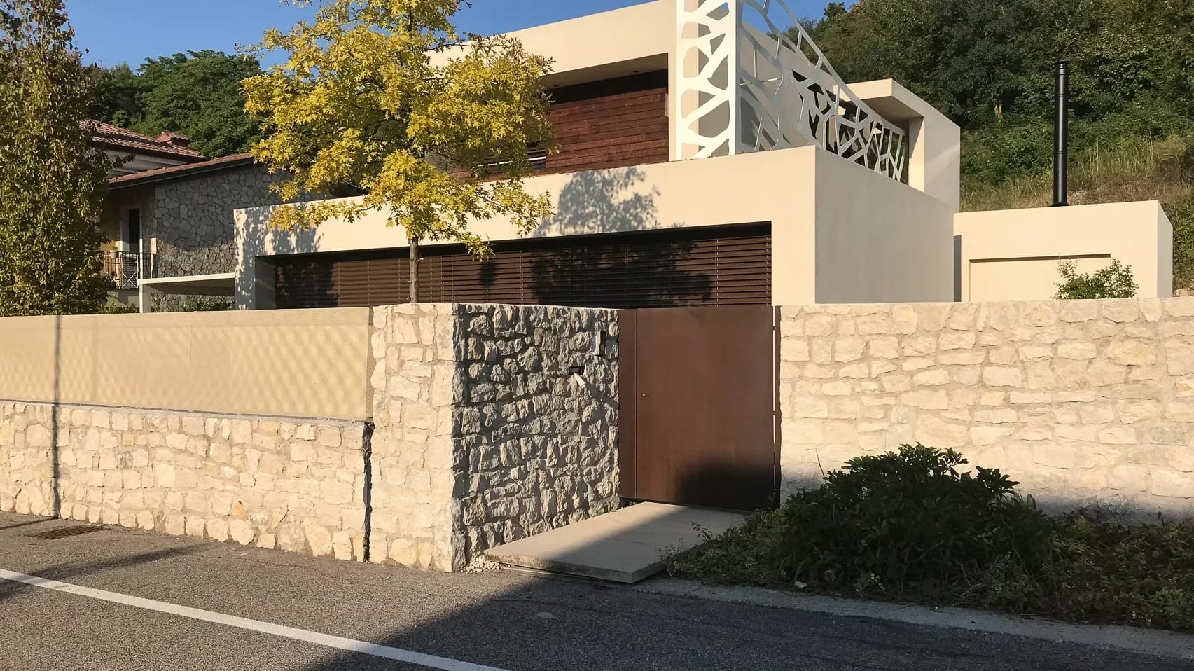 Luxury villas in Tuscany: how to assess an exposed stone wall, example from a studio villa in Soave