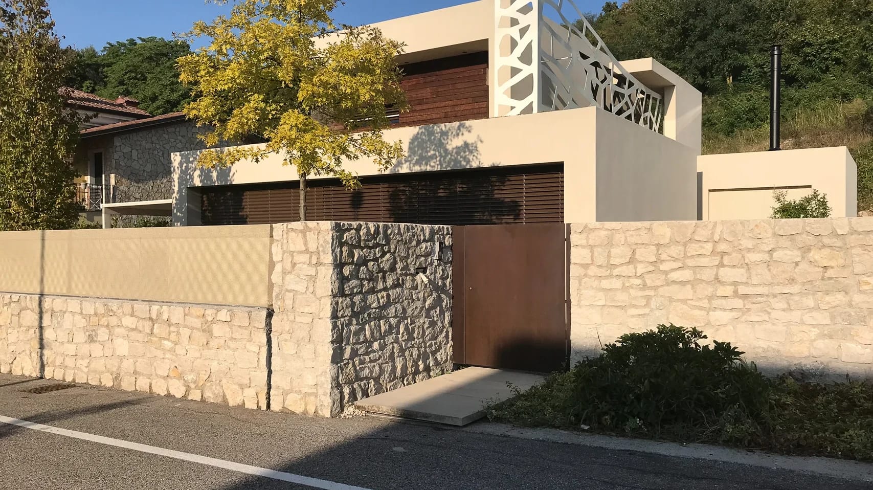 Ville di lusso in Toscana: come si valuta un muro in pietra a vista, esempio di una villa dello studio a Soave