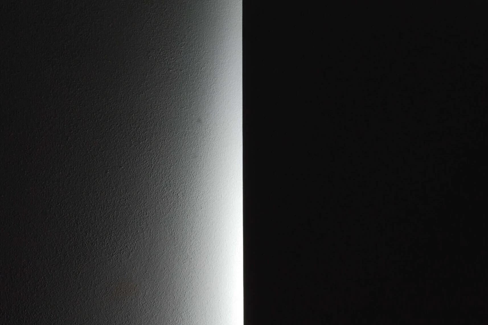 Made in Italy 13 LED light cut in a minimal interior, a project by Federico Cappellina's studio