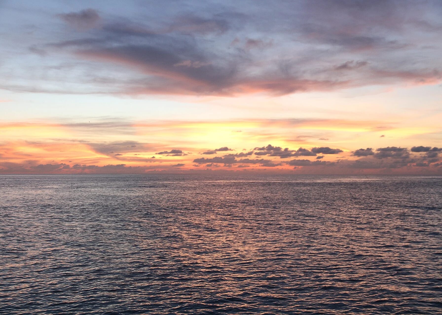 Viaggio alle Maldive: atolli, mante e ville sull'acqua 7 Viaggio alle Maldive: tramonto nell'atollo di Baa