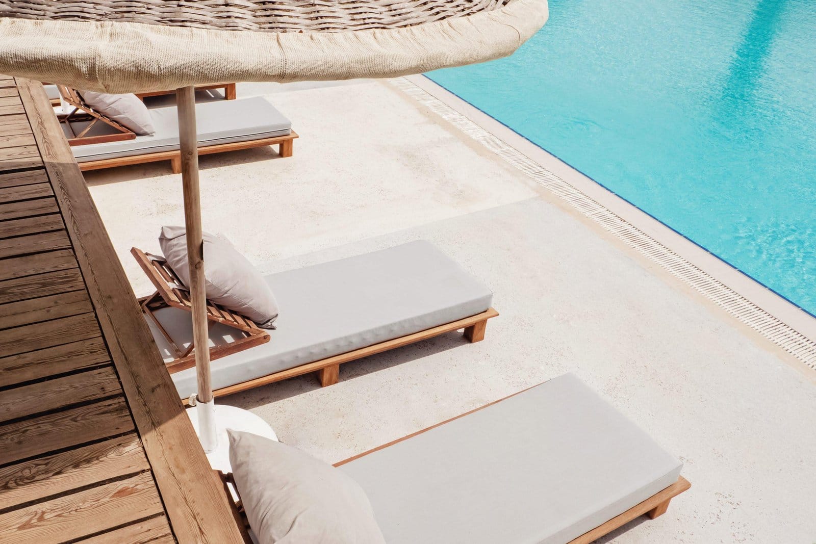Lounge,Wooden,Sunbeds,With,Ratang,Umbrellas,With,No,People,Near
