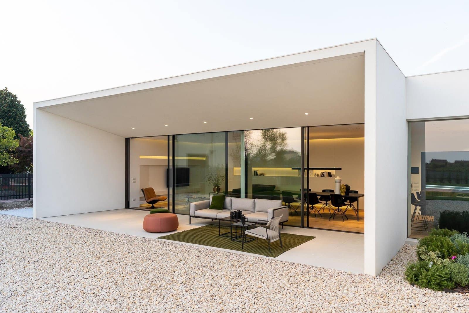 FRJ293~D Villa contemporanea Verona MD Home — piscina e area lounge — Federico Cappellina Architetto