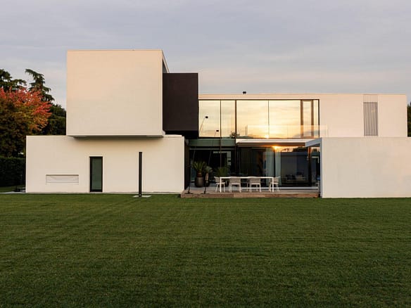 Elite Luxury Real Estate & Travel - Investimenti immobiliari di lusso internazionali & viaggi professionali 12 Villa di lusso Vicenza AV Home — piscina a sfioro e giardino privato — Federico Cappellina Architetto