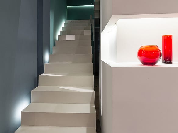 Elite Luxury Real Estate & Travel - Investimenti immobiliari di lusso internazionali & viaggi professionali 35 SD Home Soave — volumi della villa in rapporto con il terreno in pendenza, Federico Cappellina Architetto