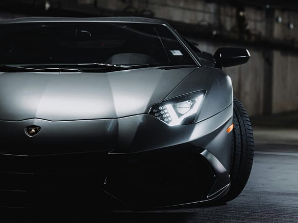 Elite Luxury Real Estate & Travel - Investimenti immobiliari di lusso internazionali & viaggi professionali 8 Automobile in garage privato — raggio di manovra, pendenza della rampa e altezza utile sono misure di progetto